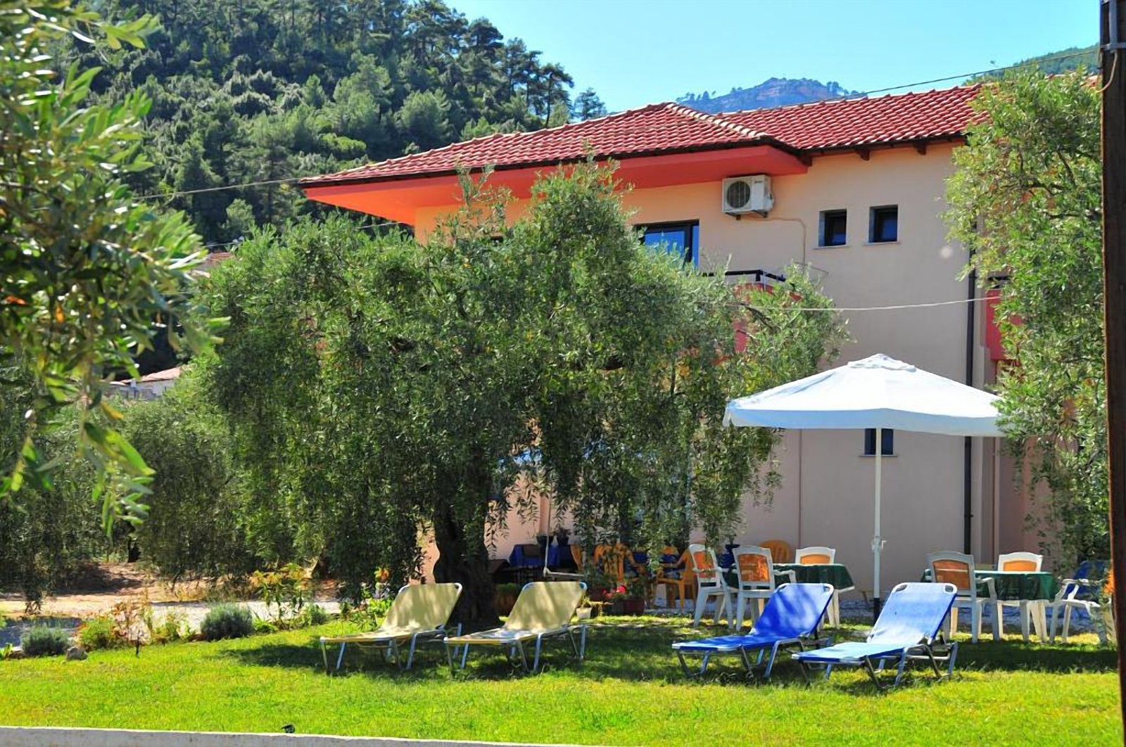 Studios Betty building beneath the mountains
